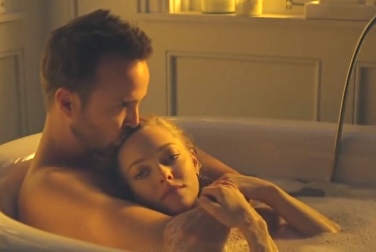 Папа с юной дочкой принимают вместе ванну в фильме Отцы и дочери