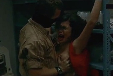 Психопат в ярости трахает журналистку в анал (Жить или умереть)