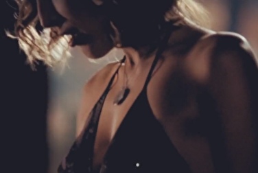 Джиллиан Андерсон трахается в лесу в фильме Желание мести