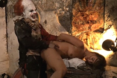 Клоун из фильма Оно похищает и трахает против воли студентку